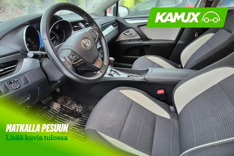 Käytetty Toyota Avensis Multidrive S 147 HP (108 kW) 2017 Hopea / harmaa Sedan