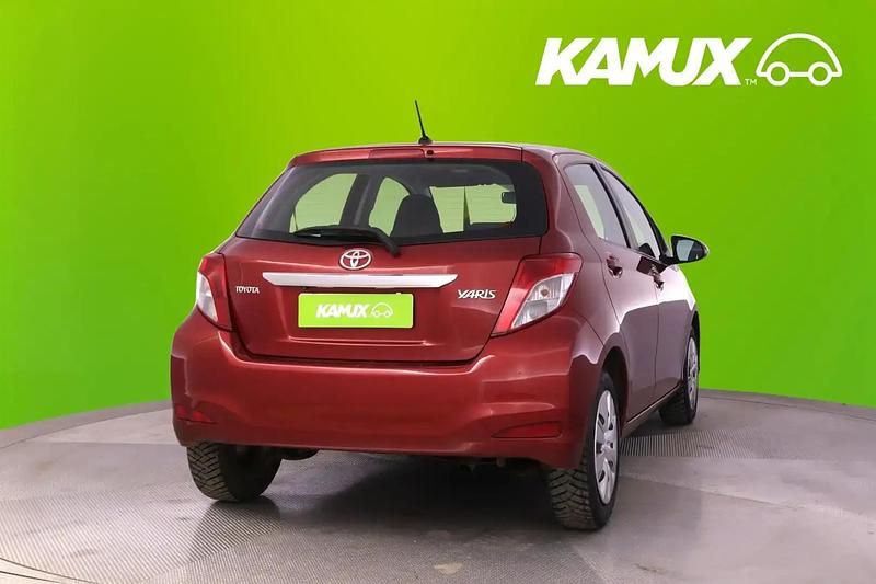 Käytetty Toyota Yaris Sol 99 HP (72 kW) 2012 Punainen Sedan