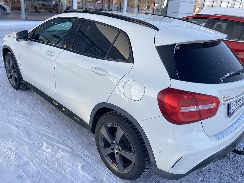 Käytetty Mercedes GLA200 Business 136 HP (100 kW) 2016 Valkoinen Katumaasturi