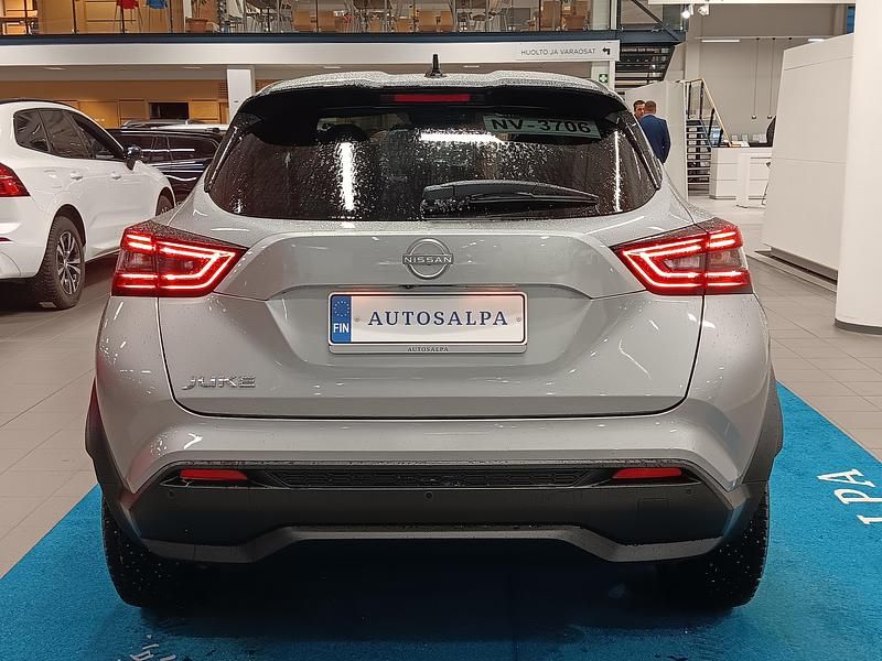 Käytetty Nissan Juke N-Connecta 114 HP (83 kW) 2024 Hopea Katumaasturi
