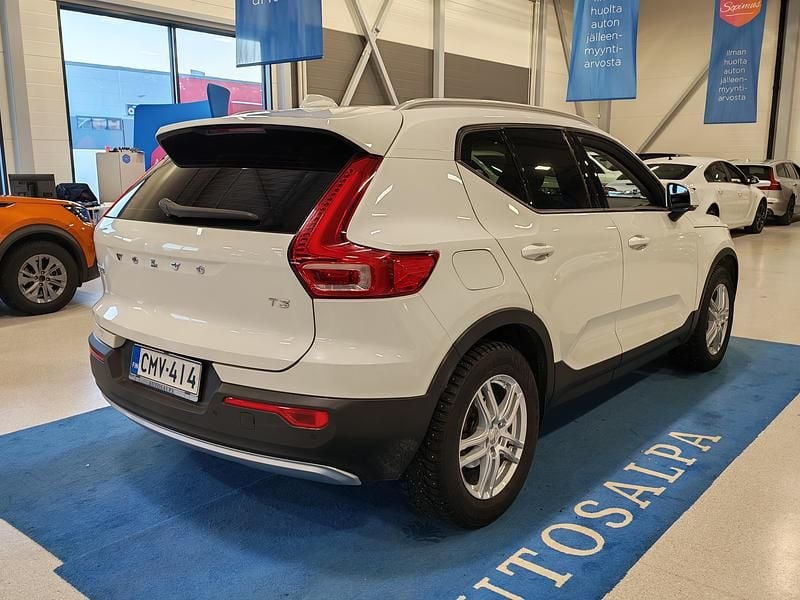 Käytetty Volvo XC40 Momentum 163 HP (119 kW) 2020 Katumaasturi