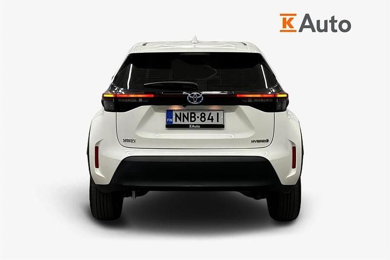 Käytetty Toyota Yaris Cross Business Edition 116 HP (85 kW) 2023 Valkoinen Katumaasturi