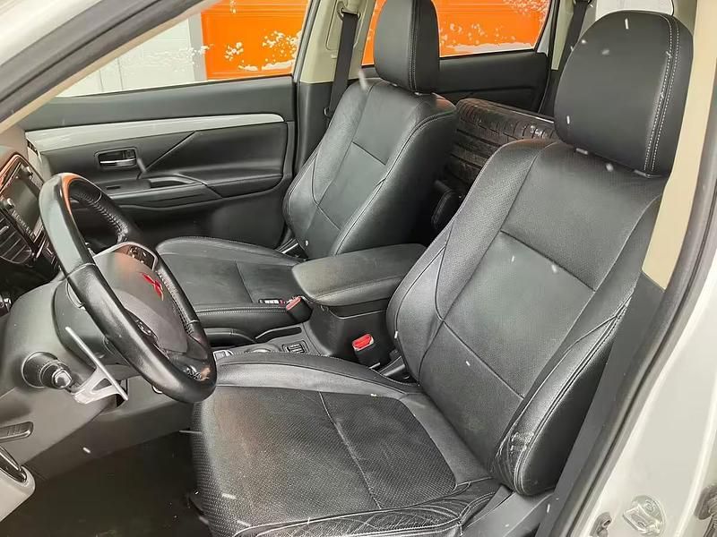 Käytetty Mitsubishi Outlander P-HEV 121 HP (88 kW) 2014 Farmari