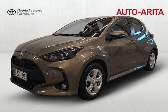 Käytetty Toyota Yaris Active 114 HP (83 kW) 2023 Ruskea (beige) Viistoperä