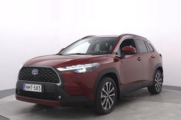Met. punainen Käytetty 2022 Toyota Corolla Cross Edition Katumaasturi | 33 450 € (Perustarjous) - Kuva 1/4