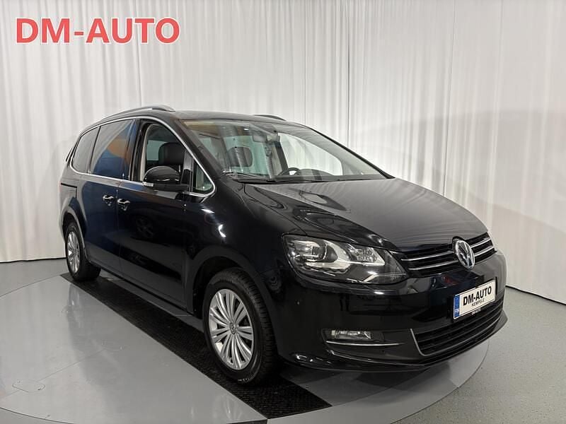 Käytetty VW Sharan Highline 150 HP (110 kW) 2022 Musta Tila-auto
