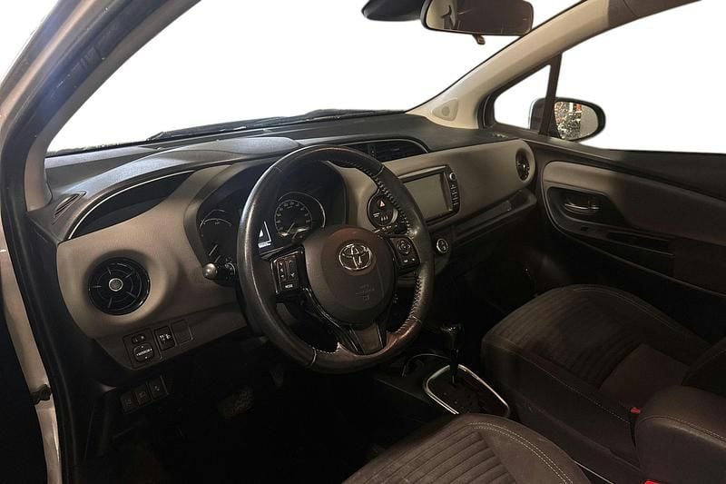 Käytetty Toyota Yaris Hybrid Edition 72 HP (52 kW) 2017 Hopea Viistoperä