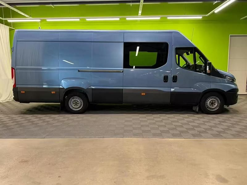 Käytetty Iveco Daily 179 HP (131 kW) 2017 Sininen Sedan