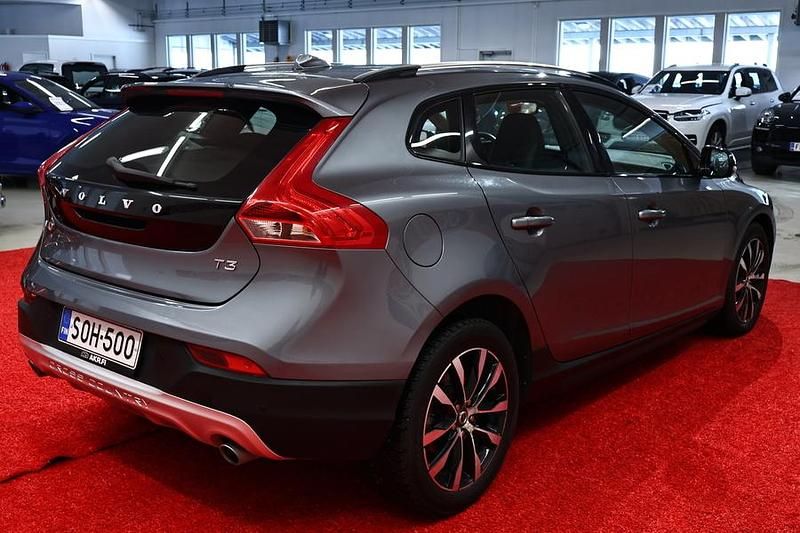 Käytetty Volvo V40 Dynamic 152 HP (111 kW) 2018 Harmaa Viistoperä