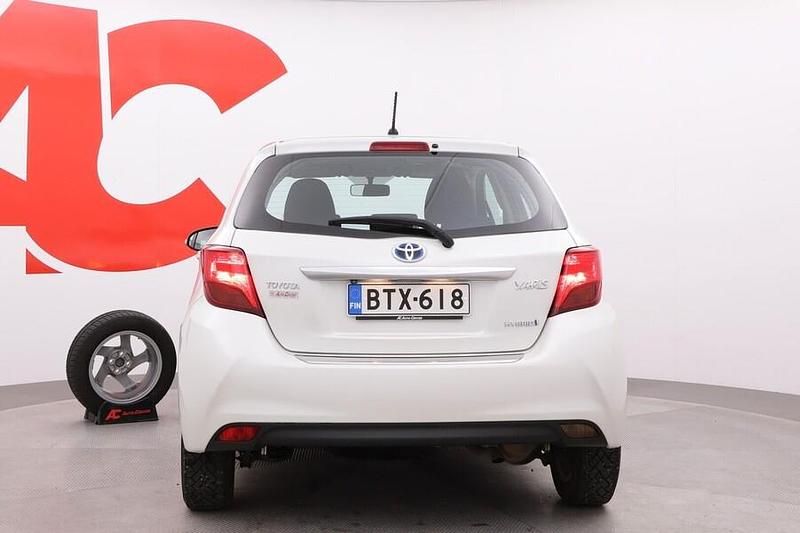 Käytetty Toyota Yaris Hybrid Active 101 HP (74 kW) 2016 Valkoinen Viistoperä