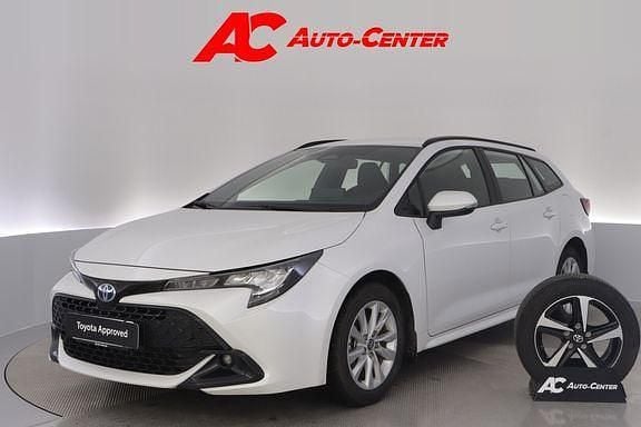 Helmiäisvalkoinen Käytetty 2023 Toyota Corolla Active Farmari | 27 990 € (Perustarjous) - Kuva 1/4