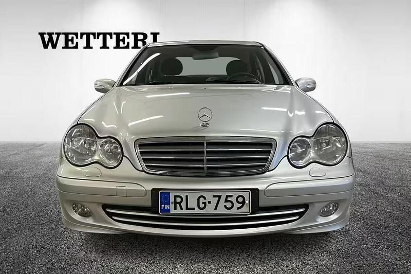 Käytetty Mercedes C180 143 HP (105 kW) 2005 Harmaa Sedan