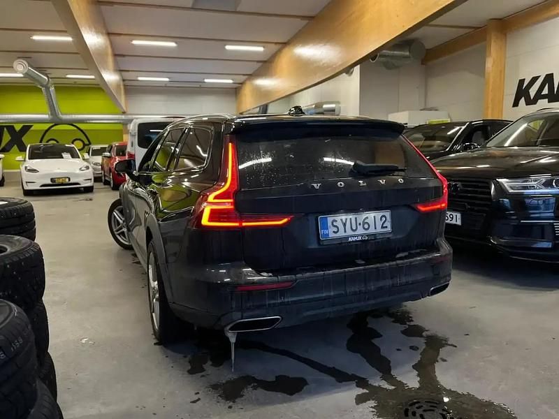 Käytetty Volvo V60 CC Plus 258 HP (189 kW) 2020 Black solid / solid Farmari