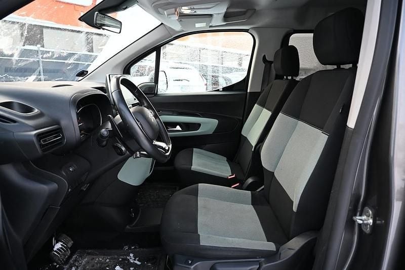 Käytetty Citroën Berlingo Feel 131 HP (96 kW) 2020 Tila-auto