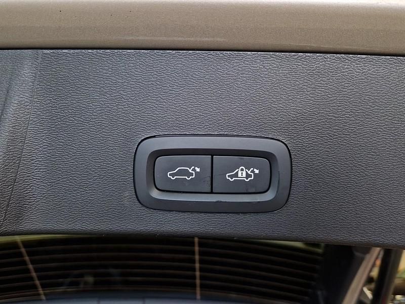 Käytetty Volvo XC40 Plus 211 HP (155 kW) 2024 Katumaasturi