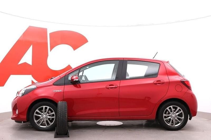 Käytetty Toyota Yaris Hybrid Active 73 HP (53 kW) 2016 Punainen Viistoperä