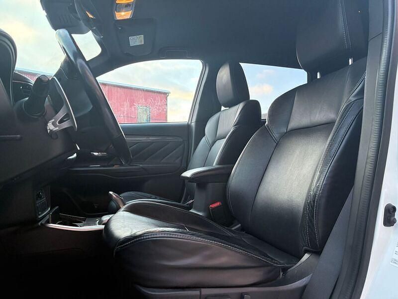 Käytetty Mitsubishi Outlander P-HEV Instyle 135 HP (99 kW) 2019 Katumaasturi