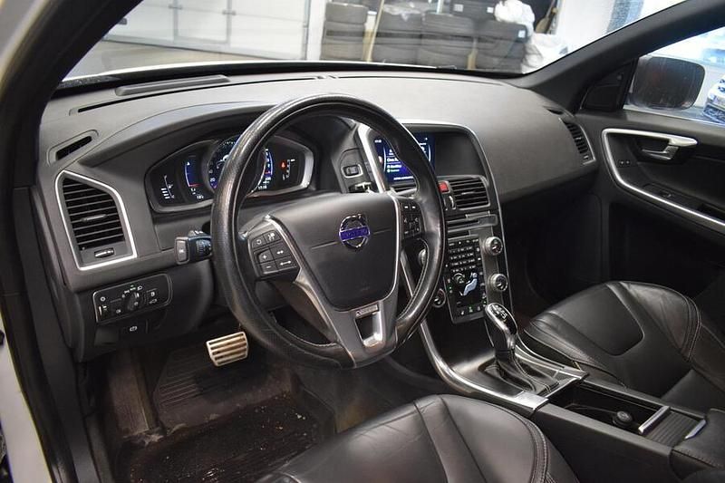 Käytetty Volvo XC60 R-Design 190 HP (139 kW) 2017 Katumaasturi