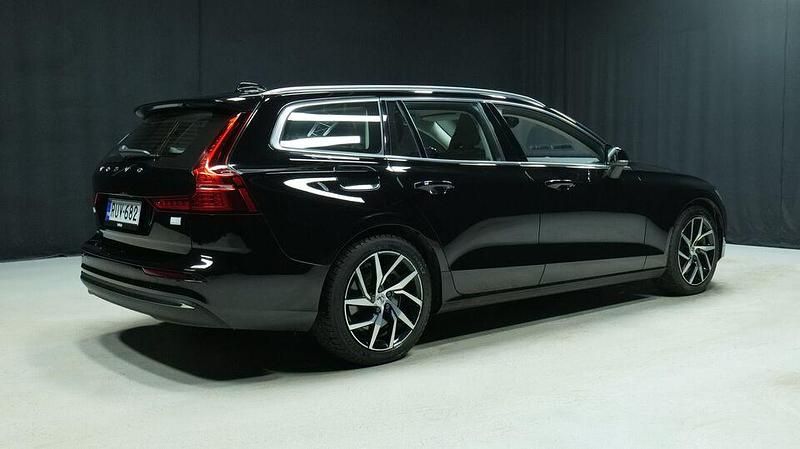 Käytetty Volvo V60 Plus 350 HP (257 kW) 2023 Musta Farmari