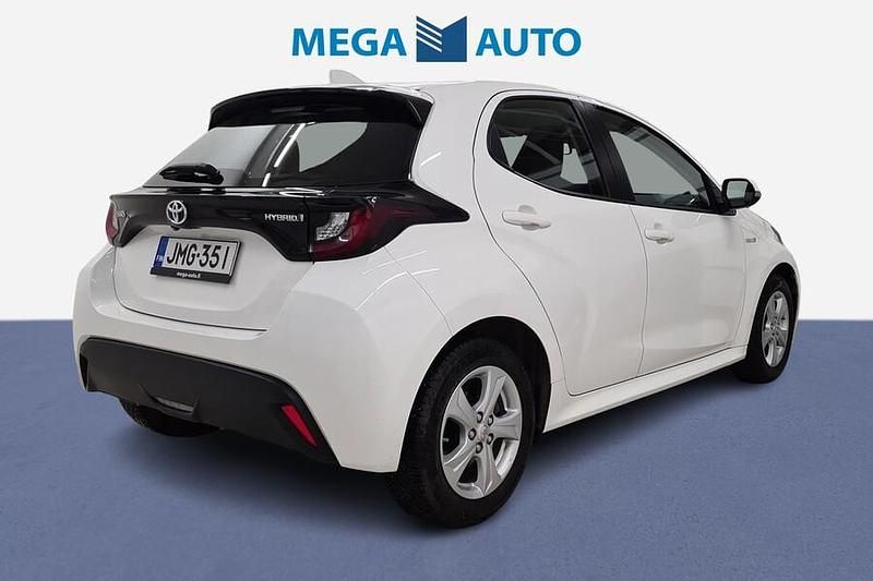 Käytetty Toyota Yaris Hybrid Active 116 HP (85 kW) 2021 Valkoinen Viistoperä