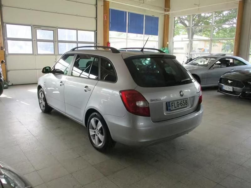 Käytetty Skoda Fabia Fresh 86 HP (63 kW) 2014 Met. hopea Viistoperä