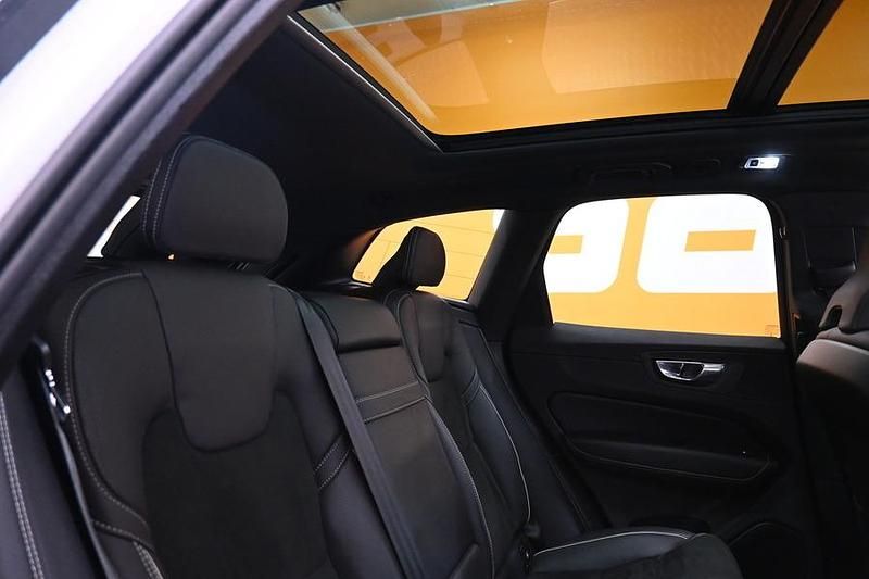 Käytetty Volvo XC60 R-Design 303 HP (222 kW) 2019 Katumaasturi