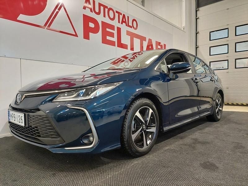 785 midnight teal Käytetty 2023 Toyota Corolla Edition Sedan | 27 940 € (Perustarjous) - Kuva 1/4