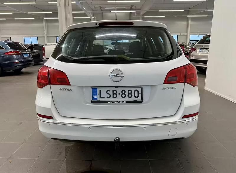 Käytetty Opel Astra Enjoy 110 HP (80 kW) 2013 Valkoinen Farmari