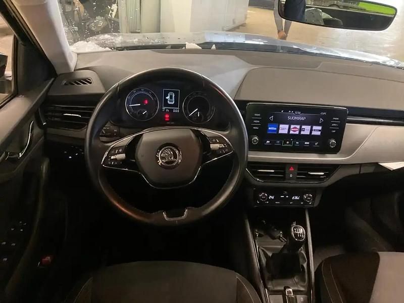 Käytetty Skoda Kamiq Ambition 90 HP (66 kW) 2022 Musta Katumaasturi