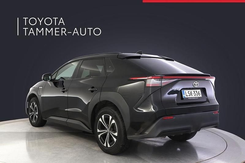 Käytetty Toyota bZ4X Active 50 kW (69 HP) 2023 Musta Katumaasturi