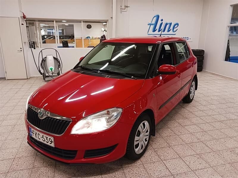 Käytetty Skoda Fabia Ambiente 105 HP (77 kW) 2011 Punainen Viistoperä