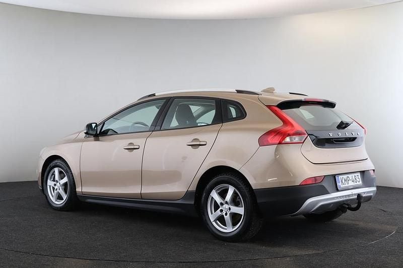 Käytetty Volvo V40 Momentum 114 HP (83 kW) 2015 Ruskea Viistoperä