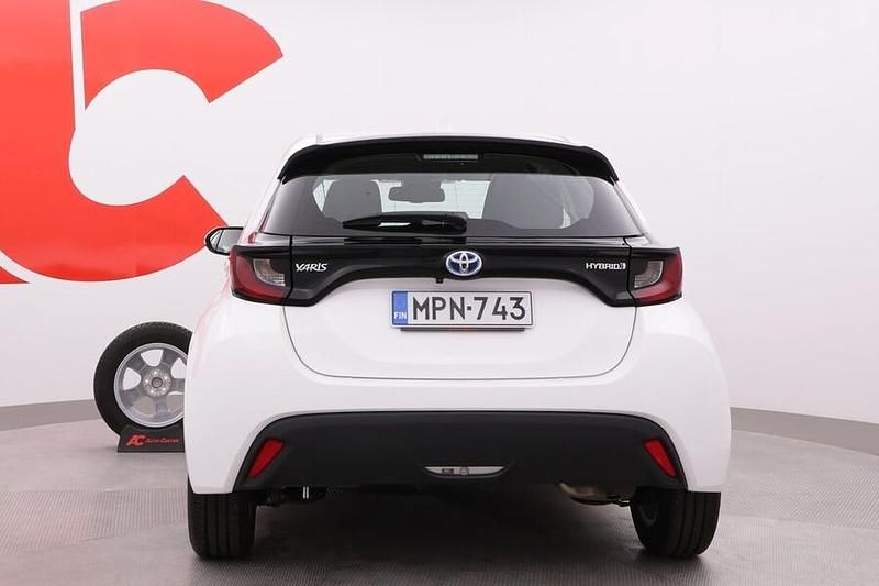 Käytetty Toyota Yaris Hybrid Active 116 HP (85 kW) 2024 Valkoinen Viistoperä