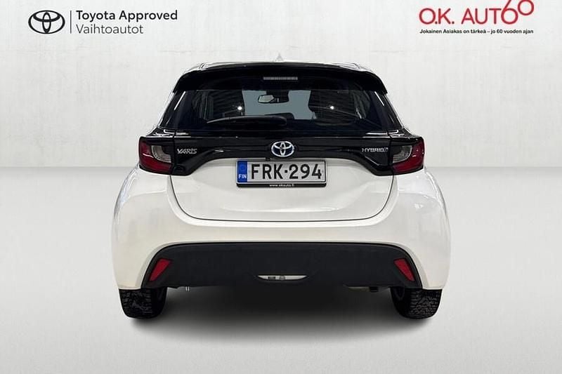 Käytetty Toyota Yaris Hybrid Active 116 HP (85 kW) 2022 Valkoinen Viistoperä