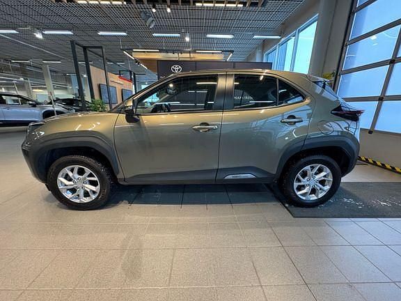 Käytetty Toyota Yaris Cross Active 116 HP (85 kW) 2024 Ruskea (beige) Katumaasturi