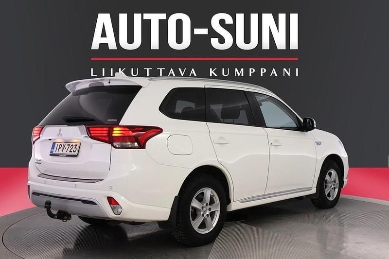 Käytetty Mitsubishi Outlander P-HEV Invite 135 HP (99 kW) 2019 Valkoinen Katumaasturi