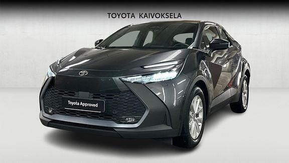 Harmaa Käytetty 2025 Toyota C-HR+ Business Edition Katumaasturi | 34 990 € (Kallis) - Kuva 1/4