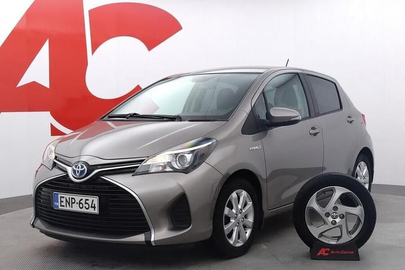 Ruskea Käytetty 2015 Toyota Yaris Hybrid Active Viistoperä | 9 990 € (Perustarjous) - Kuva 1/4