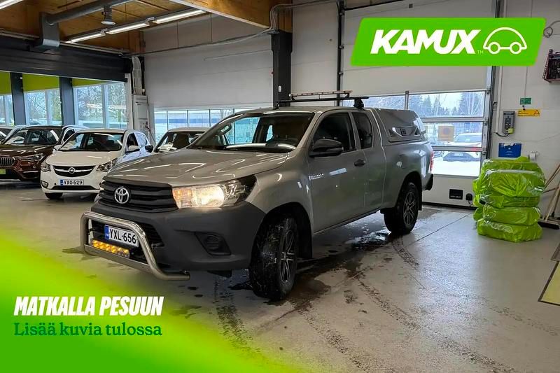 Käytetty Toyota HiLux 150 HP (110 kW) 2018 Hopea / harmaa Nouto