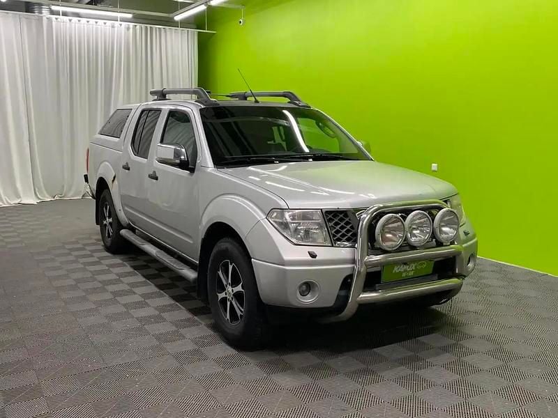 Hopea / harmaa Käytetty 2009 Nissan Navara Nouto | 11 800 € (Perustarjous) - Kuva 1/4