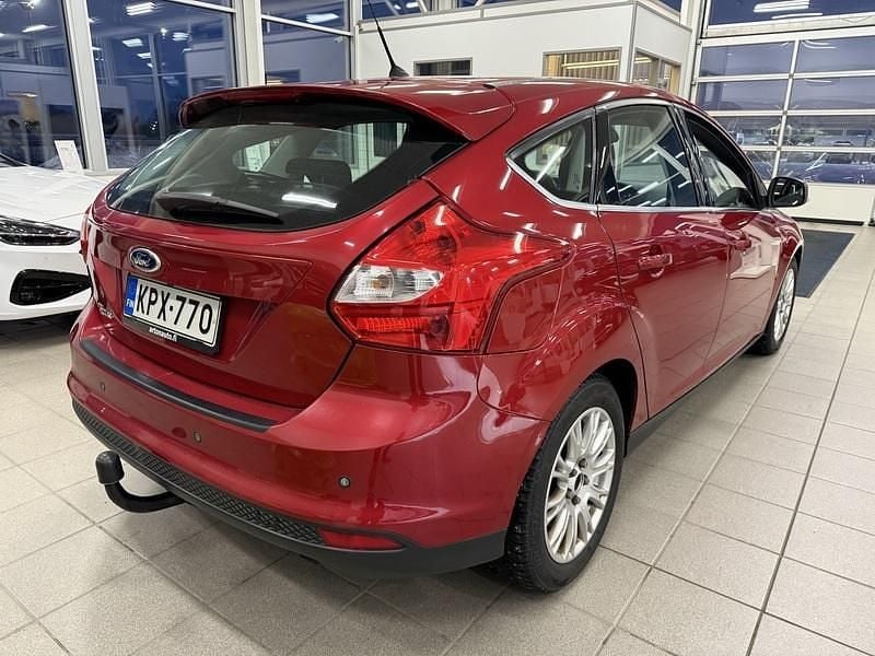 Käytetty Ford Focus Titanium 125 HP (91 kW) 2011 Punainen Viistoperä