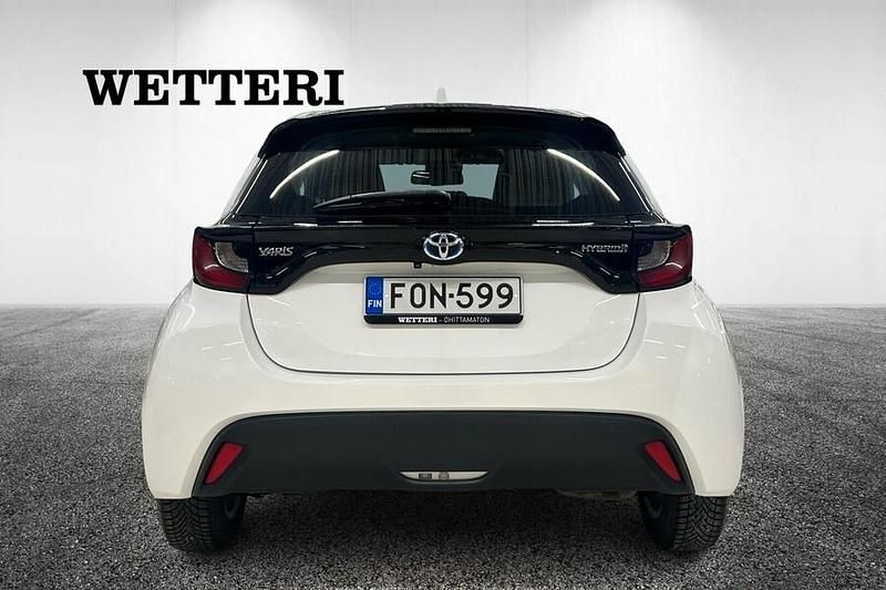 Käytetty Toyota Yaris Hybrid Active 116 HP (85 kW) 2021 Viistoperä