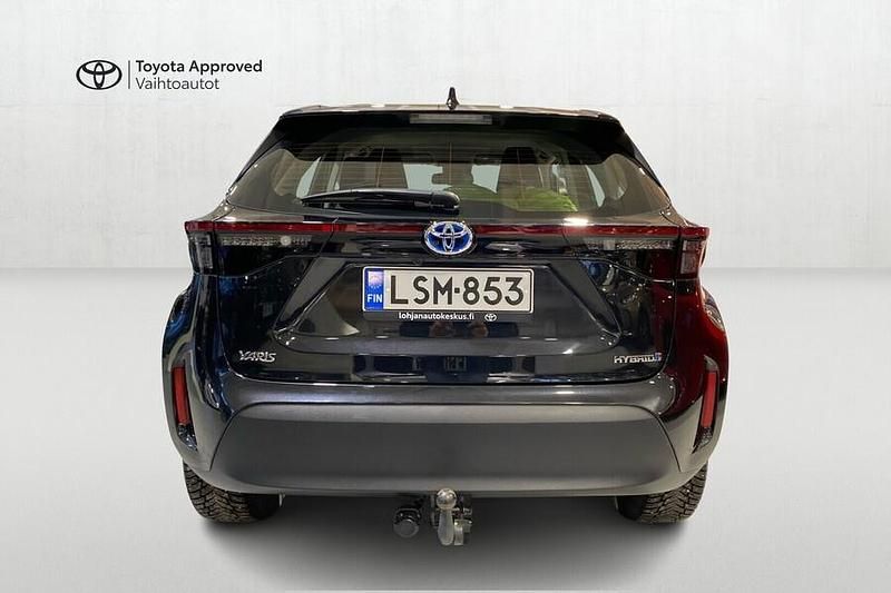 Käytetty Toyota Yaris Cross Active 116 HP (85 kW) 2023 Musta Katumaasturi