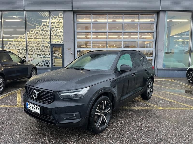 Musta Käytetty 2021 Volvo XC40 R-Design Katumaasturi | 28 500 € (Perustarjous) - Kuva 1/3