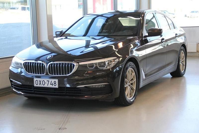 Ruskea Käytetty 2019 BMW 518 Sedan | 18 990 € (Perustarjous) - Kuva 1/4