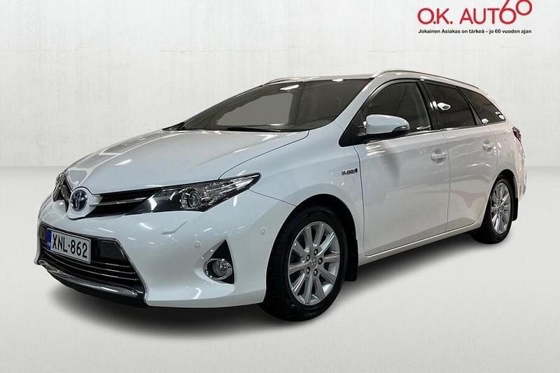 Valkoinen Käytetty 2014 Toyota Auris Touring Sports Premium Farmari | 12 800 € (Perustarjous) - Kuva 1/4