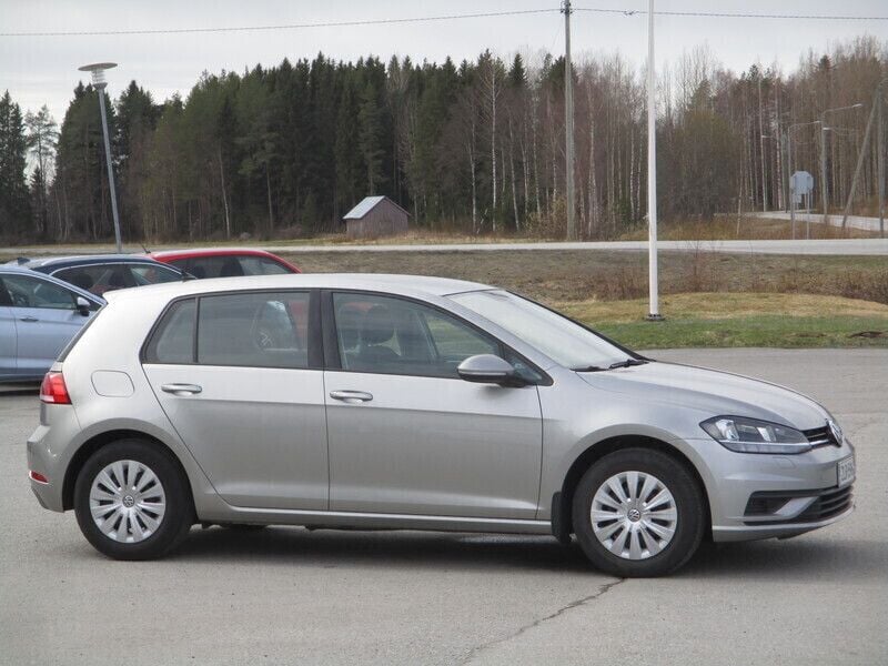 Harmaa Käytetty 2017 VW Golf VII Trendline Viistoperä | 9 400 € (Hyvä tarjous) - Kuva 1/4