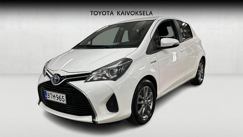 Käytetty Toyota Yaris Hybrid Active 73 HP (53 kW) 2015 Valkoinen Viistoperä