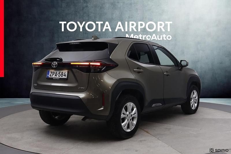 Käytetty Toyota Yaris Cross 116 HP (85 kW) 2024 Ruskea (beige) Katumaasturi