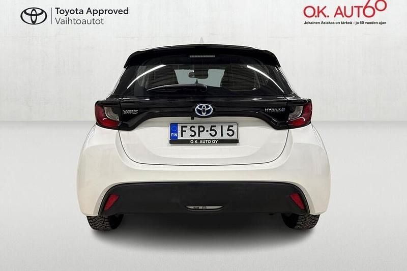 Käytetty Toyota Yaris Hybrid Active 116 HP (85 kW) 2022 Valkoinen Viistoperä